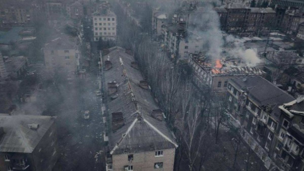 ВИДЕО от войната: ВСУ продължават да взривяват сгради в Бахмут, докато отстъпват