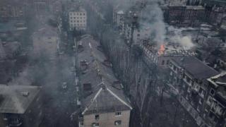 ВИДЕО от войната: ВСУ продължават да взривяват сгради в Бахмут, докато отстъпват