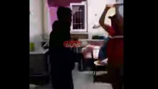 Отвратително ВИДЕО как роми се гаврят с умствено изостанал младеж потресе мрежата 