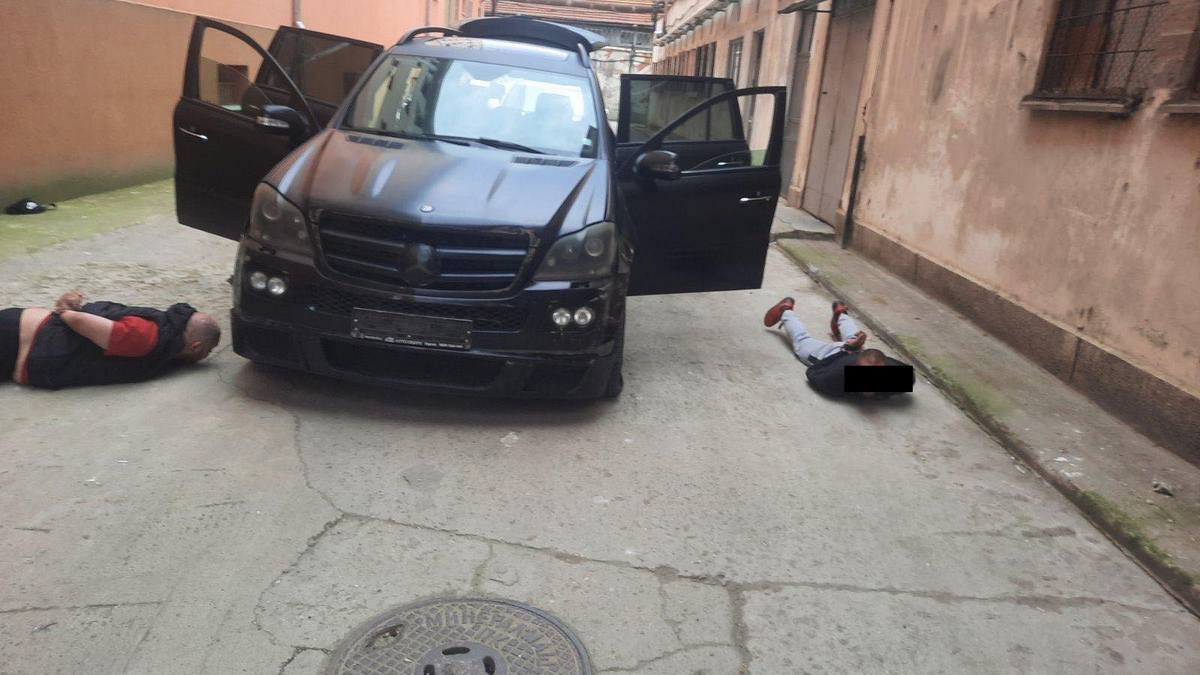 Зрелищни СНИМКИ след екшъна с черен джип в затвора в Бургас