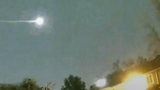 Мистерия в небето! Каква е тази летяща огнена топка ВИДЕО