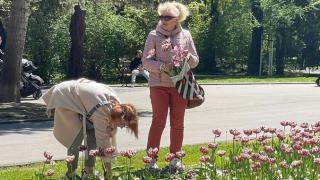 Безобразие! Две дами потресоха мрежата с тази отвратителна постъпка във Варна СНИМКИ 