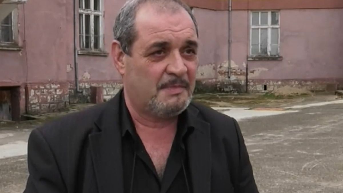 Скандал: Директор на училище с ученичка въртят мазни гюбеци пред портрет на Кирил и Методий ВИДЕО