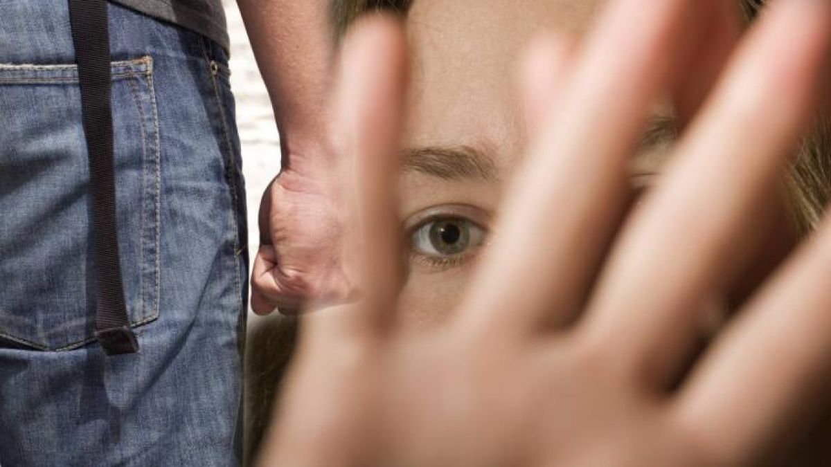 Нечувано зверство в Казанлък! Мъж 2 дни държа под ключ жена си, така я удря с лопата, че ѝ откъсна...