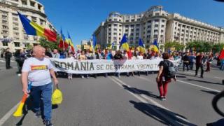 Чужденците ни стъпкаха, а демокрацията е лъжа: Многохиляден протест разтресе Букурещ ВИДЕО
