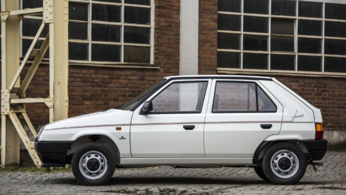 Капсула на времето: Откриха 30-г. Skoda с пробег от само 37 км СНИМКИ