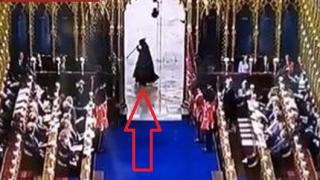 Зловещо ВИДЕО 18+ от коронацията: Светът изтръпна от ужас щом видя тази загадъчна фигура зад крал Чарлз III