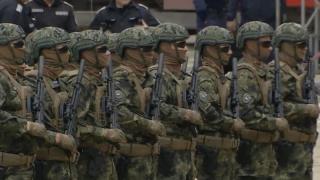 Мистерия на парада: Непознати спецвойски със скрити лица изумиха зрителите СНИМКИ