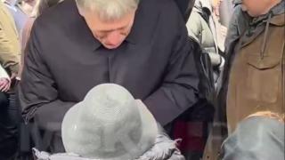 Песков целуна ръка на Алла Пугачова и ядоса до краен предел руснаците ВИДЕО