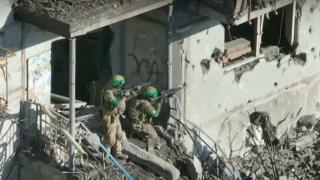 Бойци на ВСУ бягат от панелка, щурмувана от "Вагнер" в Бахмут ВИДЕО