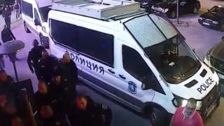 Адвокат с 2 варианта за акцията "на голо": 400 човека отиват на бар самопъхнали си в г**за вещества, или...