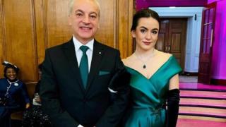 Всички се питат коя е младата дама, придружаваща Гълъб Донев на коронацията на Чарлз III 