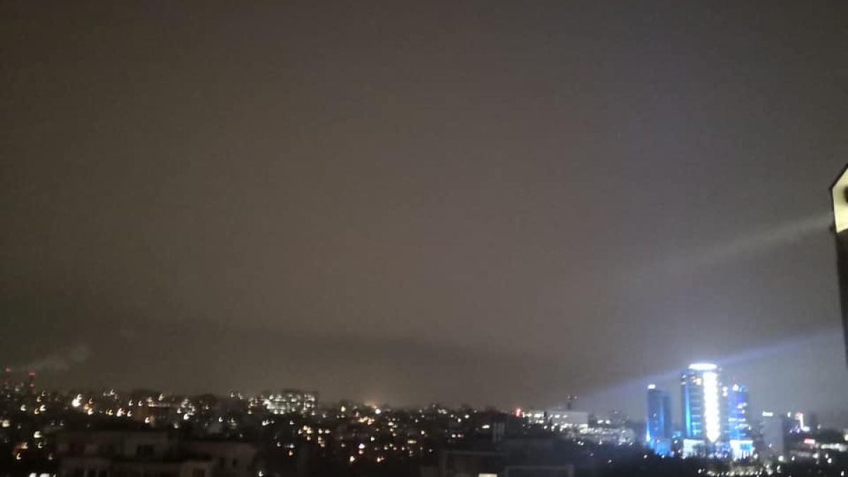 Странно явление в нощното небе стресна софиянци СНИМКИ