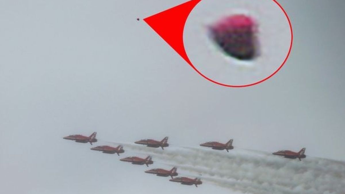Фотограф засне НЛО, летящо по време на коронацията на Чарлз III СНИМКА 