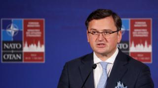Външният министър на Украйна омаловажава контраофанзивата, иска още оръжия