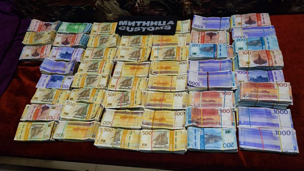 Митничари от Русенско спряха два камиона за проверка и се хванаха за главите от видяното вътре СНИМКИ