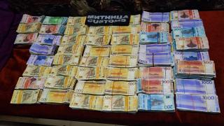 Митничари от Русенско спряха два камиона за проверка и се хванаха за главите от видяното вътре СНИМКИ