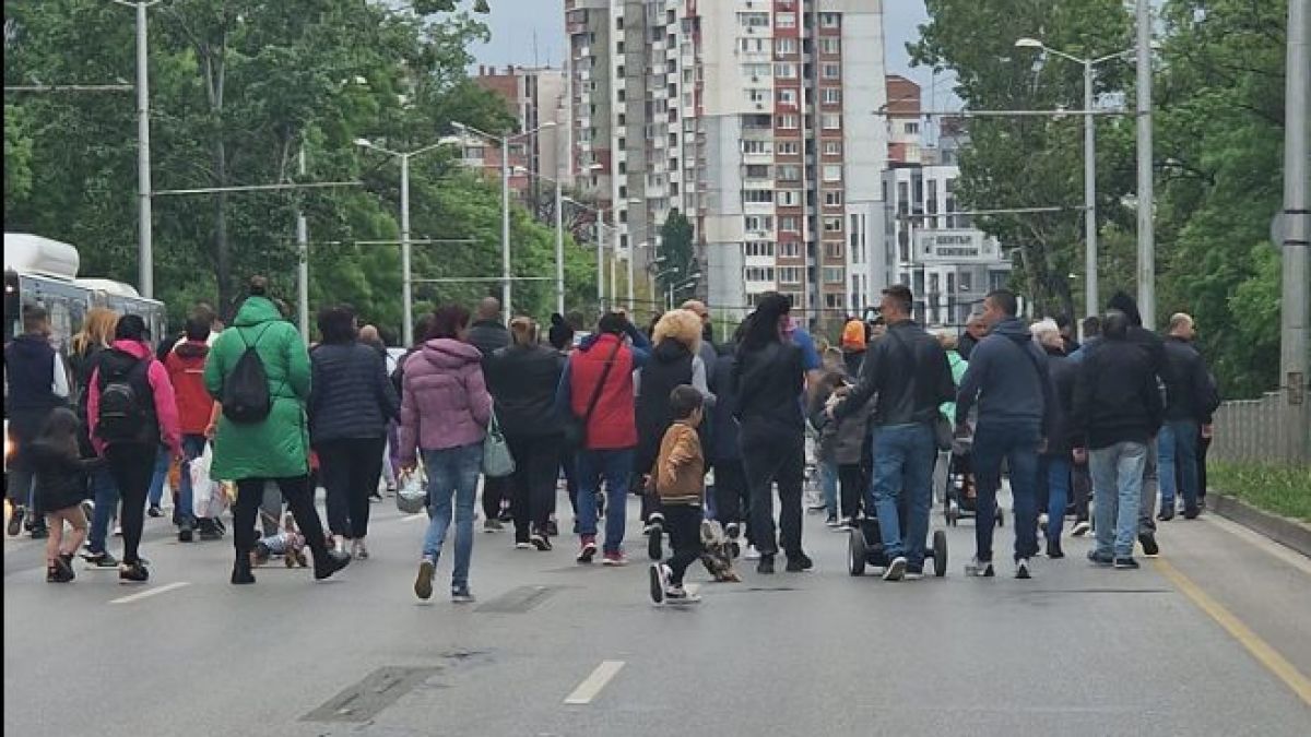 На лобното място на Ани и Явор почерня от народ 