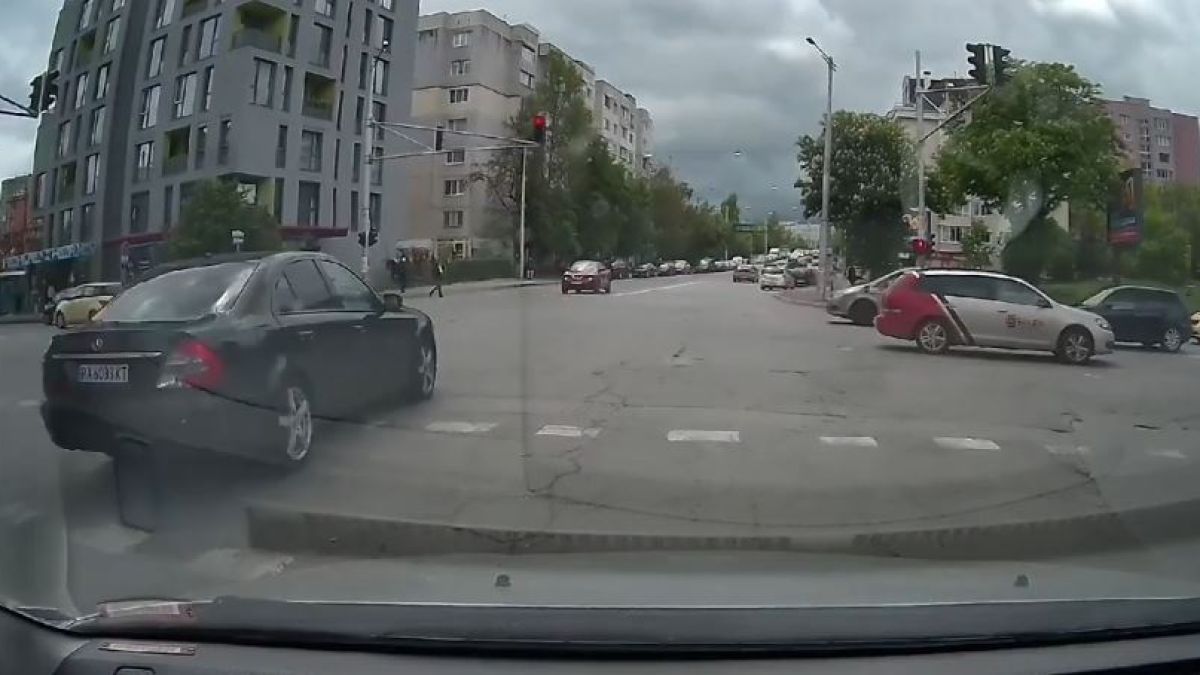 Мрежата пламна заради изпълнението на пазарджишки джигит на това кръстовище ВИДЕО