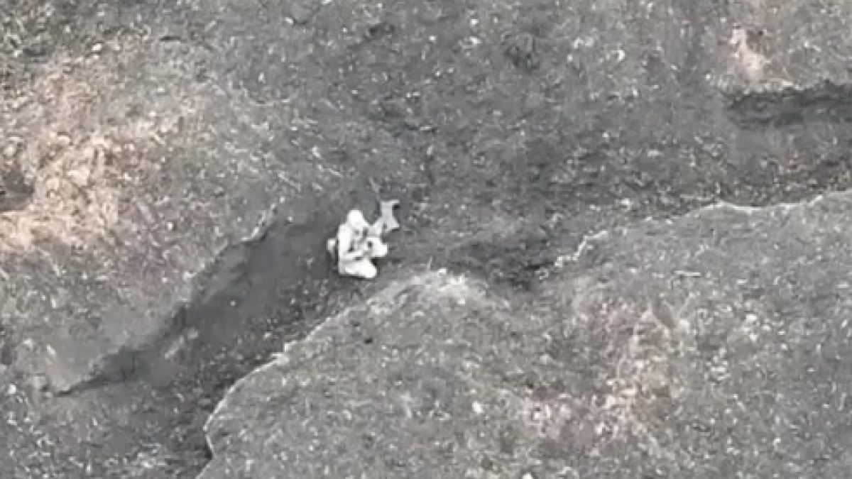 ВИДЕО 21+ от войната: ВСУ показа трагични кадри от смъртта на руски войник