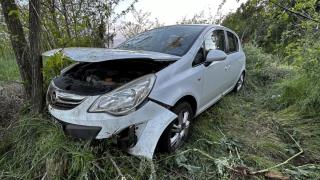 Заспал шофьор излетя от Е-80 и спря колата си в канавка СНИМКИ 