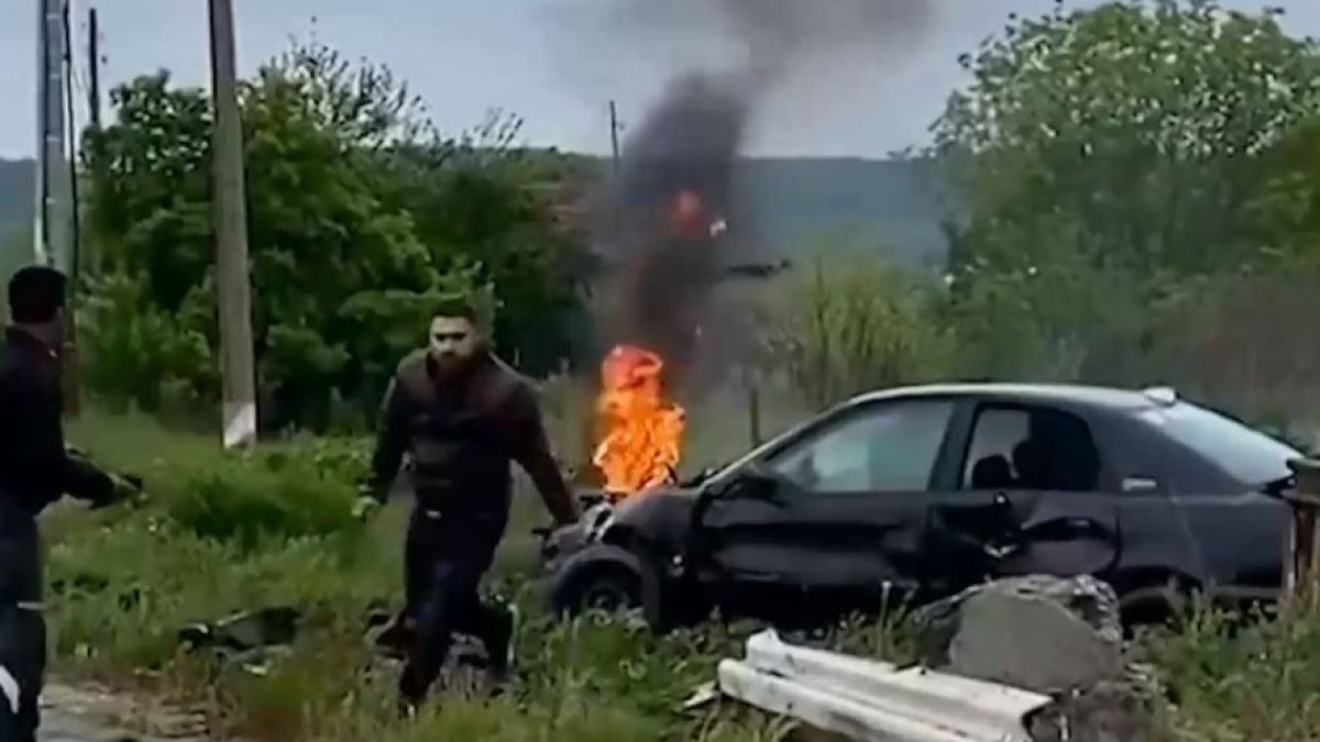 Екшън: Влак размаза кола в Ломско, но шофьорът.... ВИДЕО