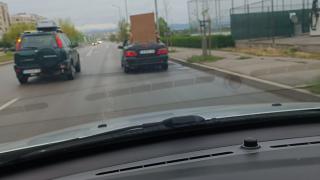 Цялата мрежа се чуди на това кабрио и товара му в София