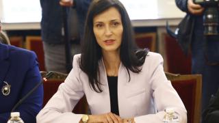 Никой не очакваше Мария Габриел да посрещне така вързалите й тенекия Петков и Василев