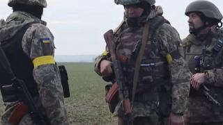 Руски бойци заловиха мародер от ВСУ да вади златните зъби на мъртвите си колеги СНИМКИ