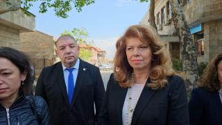 Йотова посипа с пепел ход на Петков и Борисов, търси този отговор за Гешев