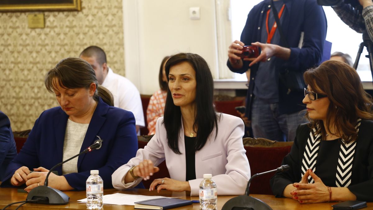 Всички се чудят коя е жената от ГЕРБ, осведомила Гешев, че ще му искат оставката 