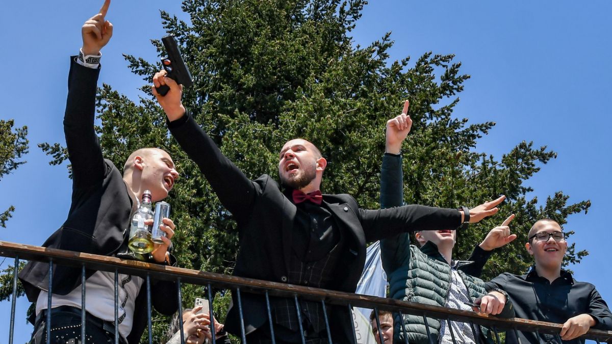 Събра погледите: Абитуриент с камион се появи на бала си в Пловдив