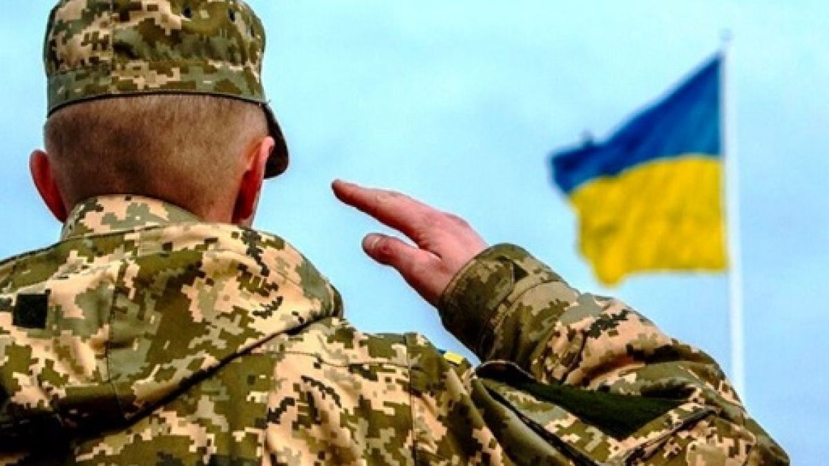 ВИДЕО от войната: Въоръжен комисар гони украинец в Тернопол, за да му връчи призовка, но...
