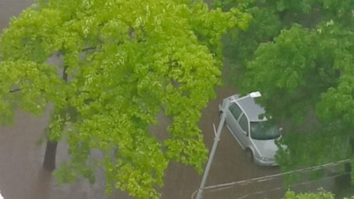 Мощна буря удари Ловеч и Правец, страшно е ВИДЕО 