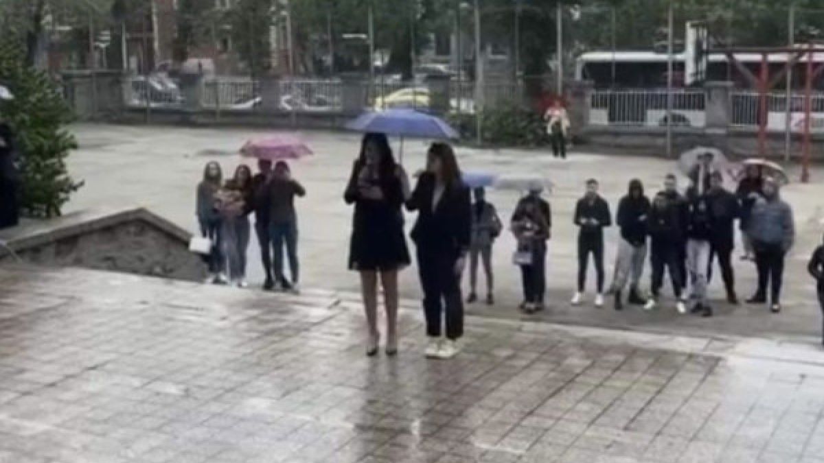 Позор! Най-тъжното изпращане на абитуриенти в България! СНИМКИ