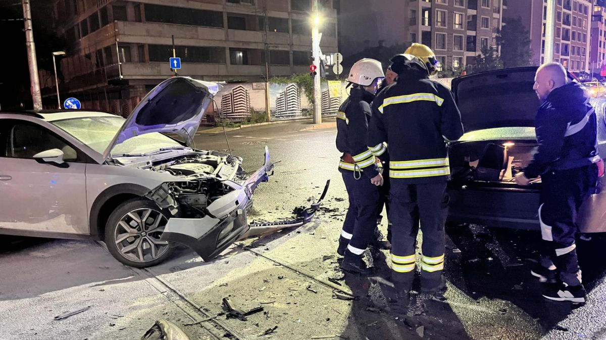Зверска катастрофа в София посред нощите, дойде полиция и пожарна СНИМКИ