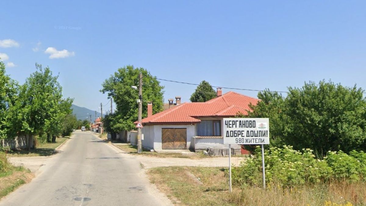 Полицаи тарашиха къща в с. Черганово, а щом си тръгнаха, собственикът пропищя