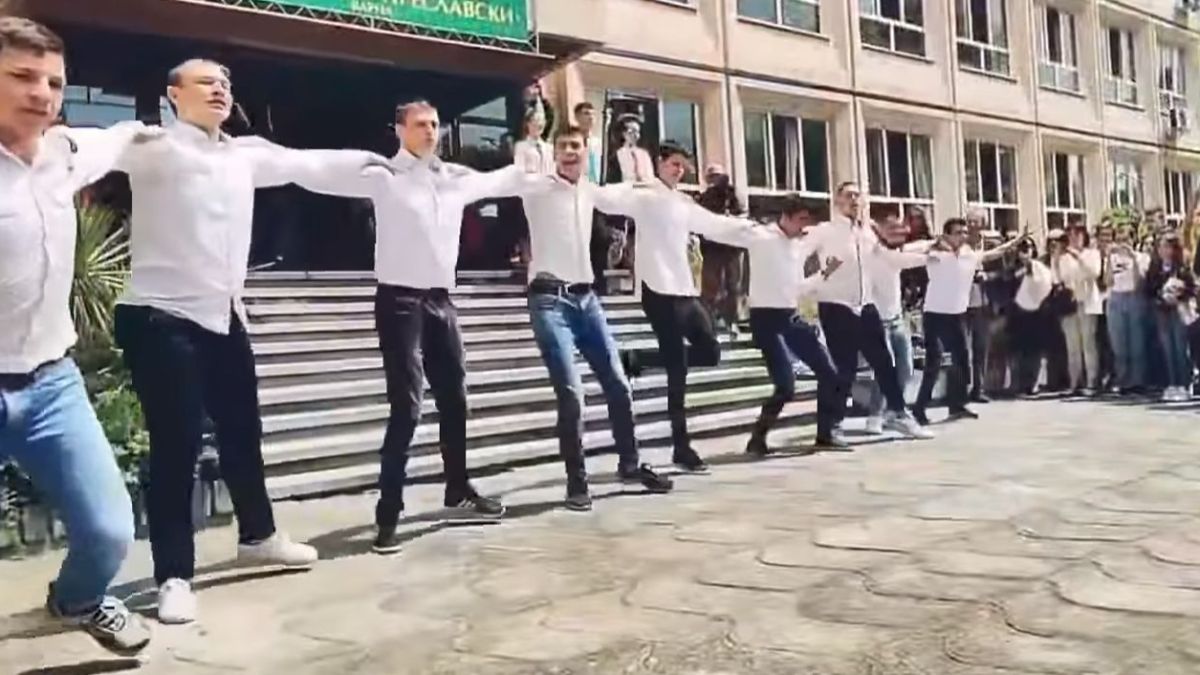 Варненски абитуриенти взривиха мрежата с това хоро ВИДЕО