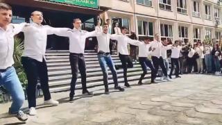 Варненски абитуриенти взривиха мрежата с това хоро ВИДЕО