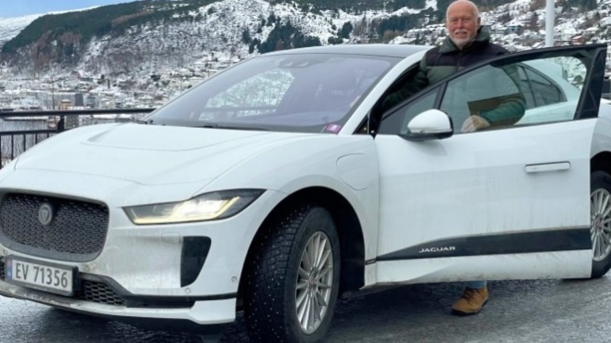Собственик се шокира от цената на ремонта на Jaguar СНИМКИ