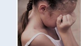 Варненка бие тревога: Майки, пазете децата си от този русокос мъж с черни дрехи 