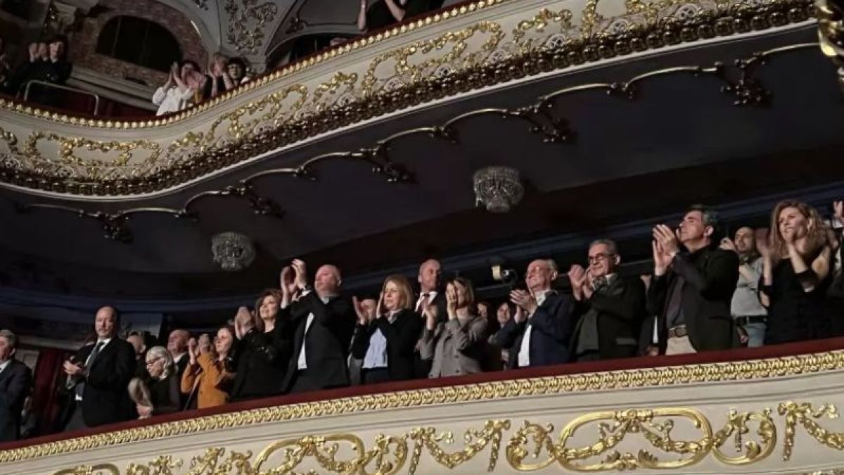 Какво написа Доган на Лили Иванова в картичката с 21 бели рози