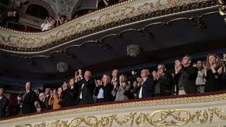 Какво написа Доган на Лили Иванова в картичката с 21 бели рози