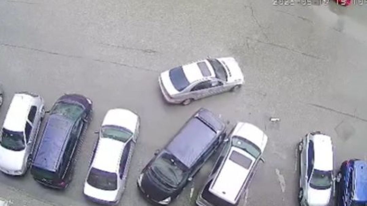 Дрифтаджия се натресе в паркирани коли в Ямбол ВИДЕО