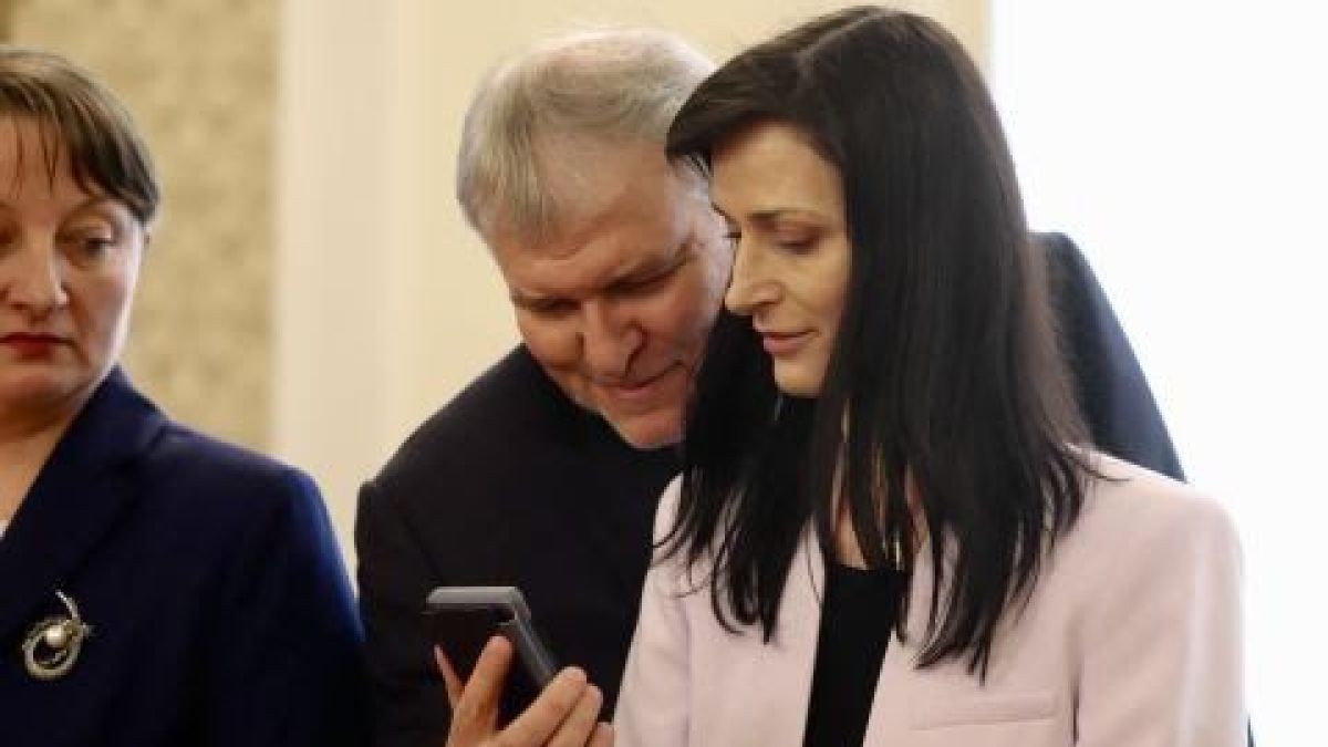 Министри от кабинета "Габриел" със сензационни разкрития: По телефона тя...