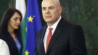Още една институция вдигна мерника на Гешев