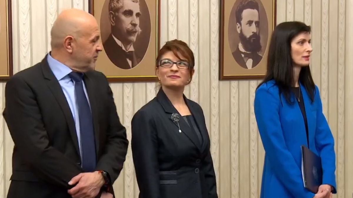 Извънредно от "Дондуков" 2: Габриел върна празна папка на Радев, а президентът заръча бързо да... ВИДЕО
