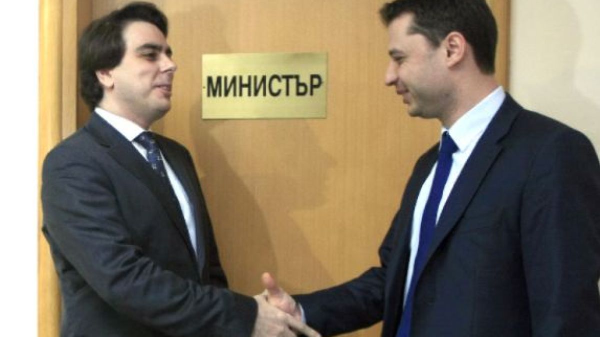 Асен Василев и Делян Добрев са най-върлите врагове, а преди години...