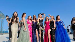 Победителката в "Ергенът" ще завиди на тези бургаски абитуриентки, ето с какви кавалери се появиха ВИДЕО