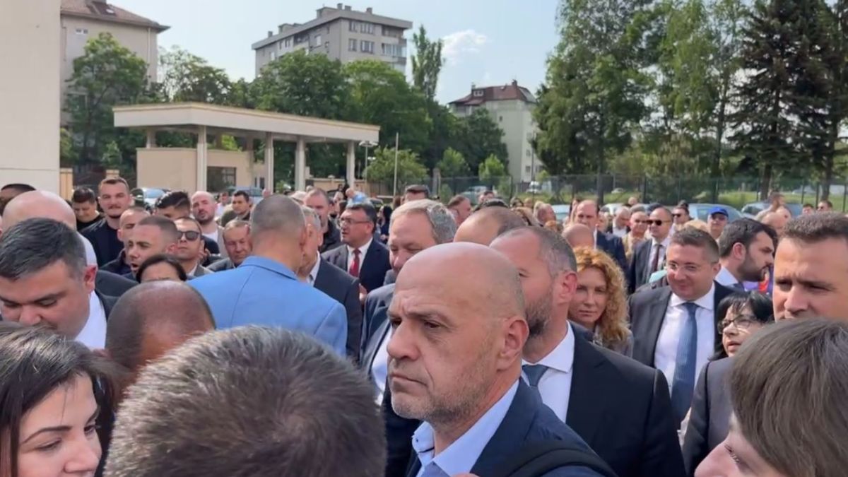 Фурор: Борисов се яви на разпит с черна лимузина, фенове скандират "Бойко"! ВИДЕО